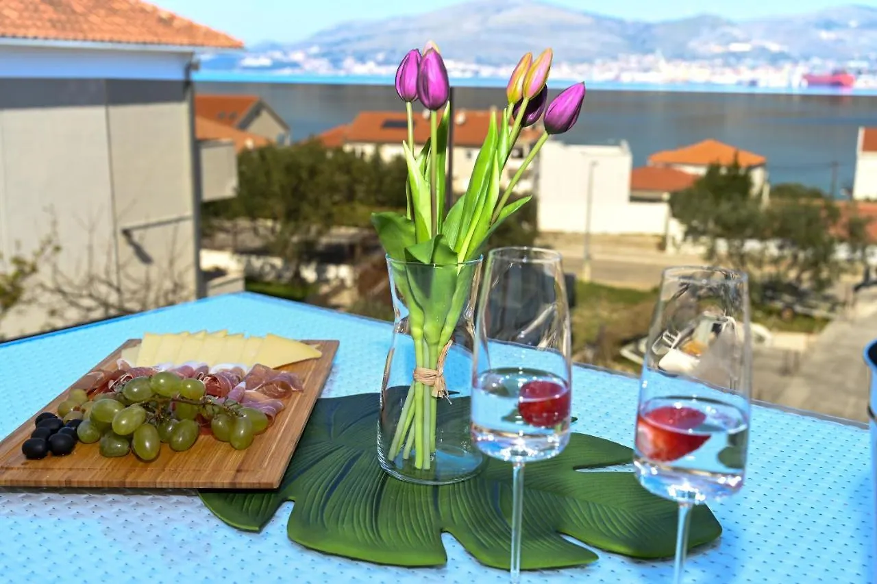 Karo Apartment Trogir 0*,
